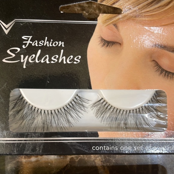 NIB Eyelashes bundle - Picture 3 of 4